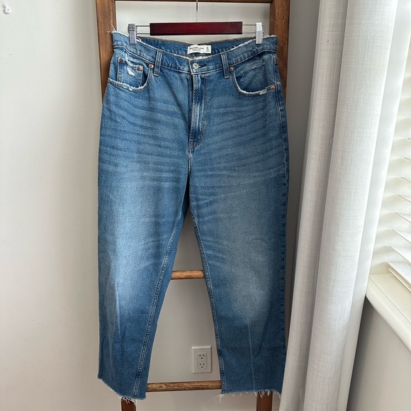 Abercrombie Curve Love Ultra High Rise Ankle Straight Jean - Picture 1 of 8